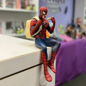 Spiderman comiendo pizza