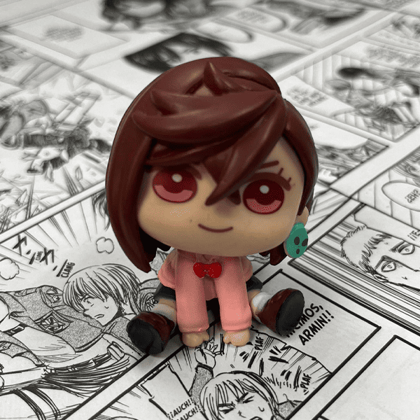 Figura chibi Dandadan Momo Ayase sentada