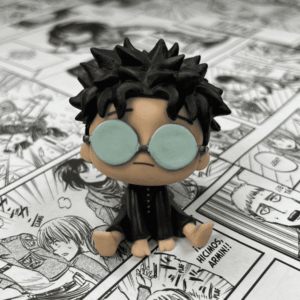 Figura chibi Dandadan Okarun sentado