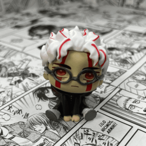 Figura chibi Dandadan Okarun transformado sentado